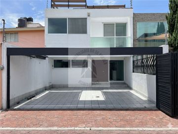 EXCELENTE OPORTUNIDAD DE INVERSIÓN 
VENTA DE CASA A UNAS CUADRAS DE ZAVALETA Y prolongación de la 25 pte  a un lado de la gran bodega a precio de Remate