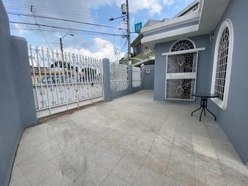 Se vende casa en La Alborada 12ava etapa a dos cuadras de la Av. Rodolfo Baquerizo Nazur