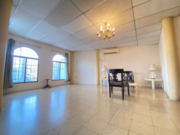 Se vende casa en La Alborada 12ava etapa a dos cuadras de la Av. Rodolfo Baquerizo Nazur