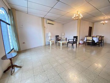 Se vende casa en La Alborada 12ava etapa a dos cuadras de la Av. Rodolfo Baquerizo Nazur