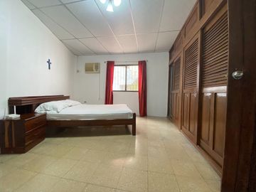 Se vende casa en La Alborada 12ava etapa a dos cuadras de la Av. Rodolfo Baquerizo Nazur
