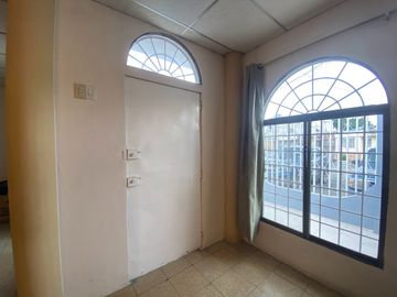 Se vende casa en La Alborada 12ava etapa a dos cuadras de la Av. Rodolfo Baquerizo Nazur