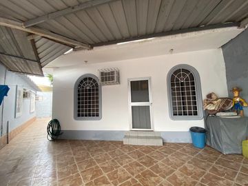 Se vende casa en La Alborada 12ava etapa a dos cuadras de la Av. Rodolfo Baquerizo Nazur