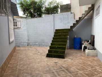 Se vende casa en La Alborada 12ava etapa a dos cuadras de la Av. Rodolfo Baquerizo Nazur