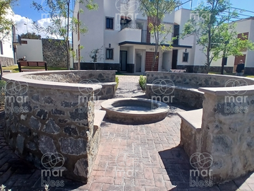 EN RENTA DEPARTAMENTO EN DUPLEX PLANTA BAJA 2 HABITACIONES ZIRANDARO SAN MIGUEL DE ALLENDE