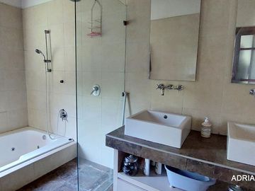 4D 4B, estar, servicios más taller con baño 264 mts en 5.017, El Algarrobal 1