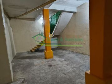 Vendemos local con depósito cerca a la plaza de mercado de Girardot.