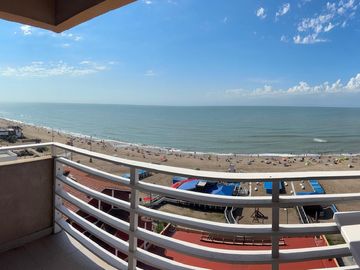 3 AMBIENTES  - VENTA - GESELL CENTRO - RECICLADO - VISTA AL MAR Y COCHERA