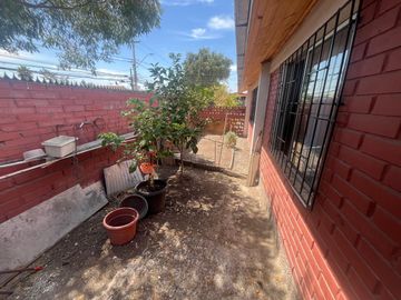 Casa Ampliada en terreno de 260 m² a pasos de Av. Portales, Maipú.
