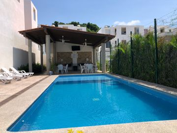 Casa de dos niveles con 3 habitaciones en fraccionamiento en Puerto Vallarta