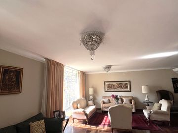 AMPLIA CASA EN EL LIMITE DE LINCE Y SAN ISIDRO EN VENTA