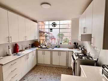 AMPLIA CASA EN EL LIMITE DE LINCE Y SAN ISIDRO EN VENTA