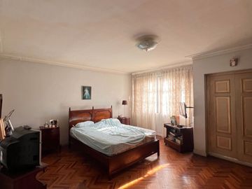AMPLIA CASA EN EL LIMITE DE LINCE Y SAN ISIDRO EN VENTA