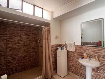 AMPLIA CASA EN EL LIMITE DE LINCE Y SAN ISIDRO EN VENTA