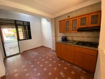 ALQUILO CASA EN EL SECTOR DE LA AVENIDA SAN MATEO COD 8590426