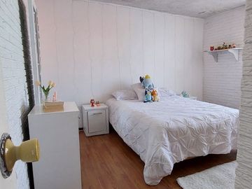 VENDO CASA MUY AMPLIA EN VILLA DE LAS FLORES, EXCELENTE UBICACION