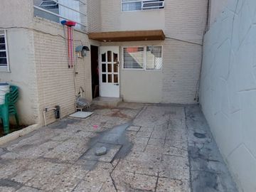 VENDO CASA MUY AMPLIA EN VILLA DE LAS FLORES, EXCELENTE UBICACION