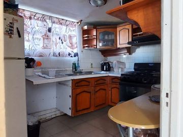 VENDO CASA MUY AMPLIA EN VILLA DE LAS FLORES, EXCELENTE UBICACION