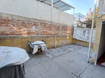 VENDO CASA MUY AMPLIA EN VILLA DE LAS FLORES, EXCELENTE UBICACION