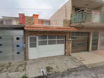 REMATE DE CASA EN EL PUERTO DE VERACRUZ A 10 MINUTOS DEL CENTRO AQUIERE TU PRPIEDAD CON UN 65% DE DESCUENTO