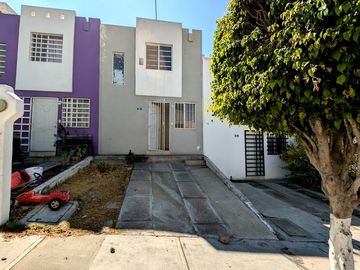 Casa en VENTA en Querétaro ¡Valle de Santiago, dentro de condominio!