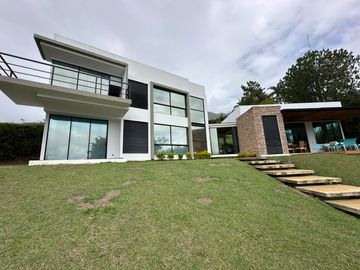 Venta de Imponente Finca de Lujo en el Corazón del Lago Calima – Un Refugio Exclusivo para los Amantes del Lujo, los Deportes Acuáticos y la Vida en F