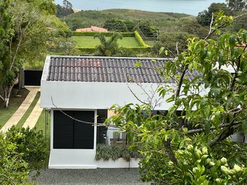 Venta de Imponente Finca de Lujo en el Corazón del Lago Calima – Un Refugio Exclusivo para los Amantes del Lujo, los Deportes Acuáticos y la Vida en F
