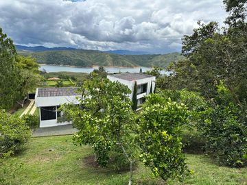 Venta de Imponente Finca de Lujo en el Corazón del Lago Calima – Un Refugio Exclusivo para los Amantes del Lujo, los Deportes Acuáticos y la Vida en F