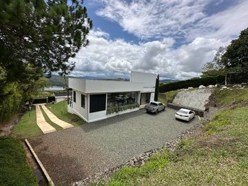 Venta de Imponente Finca de Lujo en el Corazón del Lago Calima – Un Refugio Exclusivo para los Amantes del Lujo, los Deportes Acuáticos y la Vida en F