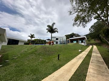 Venta de Imponente Finca de Lujo en el Corazón del Lago Calima – Un Refugio Exclusivo para los Amantes del Lujo, los Deportes Acuáticos y la Vida en F