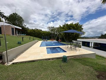 Venta de Imponente Finca de Lujo en el Corazón del Lago Calima – Un Refugio Exclusivo para los Amantes del Lujo, los Deportes Acuáticos y la Vida en F