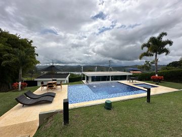 Venta de Imponente Finca de Lujo en el Corazón del Lago Calima – Un Refugio Exclusivo para los Amantes del Lujo, los Deportes Acuáticos y la Vida en F