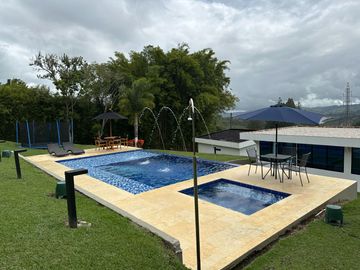 Venta de Imponente Finca de Lujo en el Corazón del Lago Calima – Un Refugio Exclusivo para los Amantes del Lujo, los Deportes Acuáticos y la Vida en F