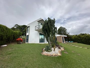 Venta de Imponente Finca de Lujo en el Corazón del Lago Calima – Un Refugio Exclusivo para los Amantes del Lujo, los Deportes Acuáticos y la Vida en F