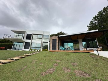 Venta de Imponente Finca de Lujo en el Corazón del Lago Calima – Un Refugio Exclusivo para los Amantes del Lujo, los Deportes Acuáticos y la Vida en F