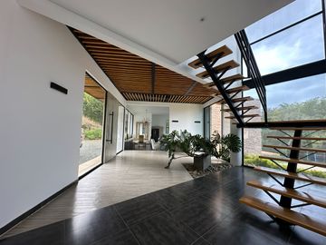 Venta de Imponente Finca de Lujo en el Corazón del Lago Calima – Un Refugio Exclusivo para los Amantes del Lujo, los Deportes Acuáticos y la Vida en F
