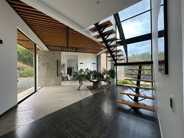 Venta de Imponente Finca de Lujo en el Corazón del Lago Calima – Un Refugio Exclusivo para los Amantes del Lujo, los Deportes Acuáticos y la Vida en F