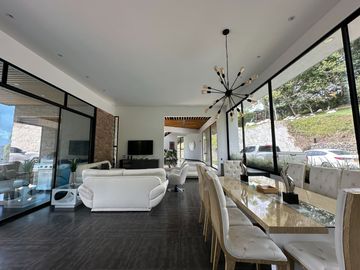 Venta de Imponente Finca de Lujo en el Corazón del Lago Calima – Un Refugio Exclusivo para los Amantes del Lujo, los Deportes Acuáticos y la Vida en F