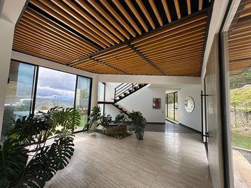 Venta de Imponente Finca de Lujo en el Corazón del Lago Calima – Un Refugio Exclusivo para los Amantes del Lujo, los Deportes Acuáticos y la Vida en F