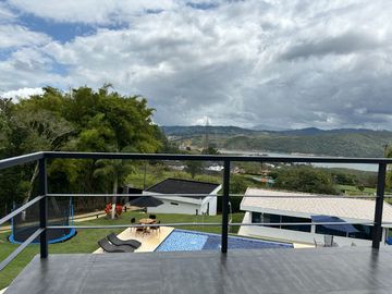 Venta de Imponente Finca de Lujo en el Corazón del Lago Calima – Un Refugio Exclusivo para los Amantes del Lujo, los Deportes Acuáticos y la Vida en F