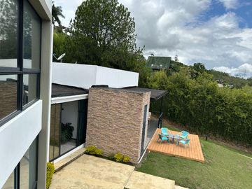 Venta de Imponente Finca de Lujo en el Corazón del Lago Calima – Un Refugio Exclusivo para los Amantes del Lujo, los Deportes Acuáticos y la Vida en F