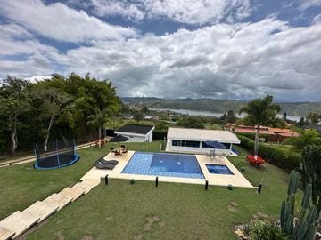 Venta de Imponente Finca de Lujo en el Corazón del Lago Calima – Un Refugio Exclusivo para los Amantes del Lujo, los Deportes Acuáticos y la Vida en F
