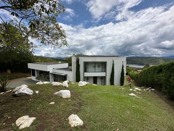 Venta de Imponente Finca de Lujo en el Corazón del Lago Calima – Un Refugio Exclusivo para los Amantes del Lujo, los Deportes Acuáticos y la Vida en F