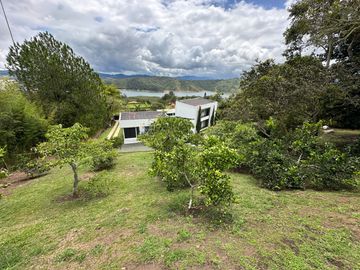 Venta de Imponente Finca de Lujo en el Corazón del Lago Calima – Un Refugio Exclusivo para los Amantes del Lujo, los Deportes Acuáticos y la Vida en F