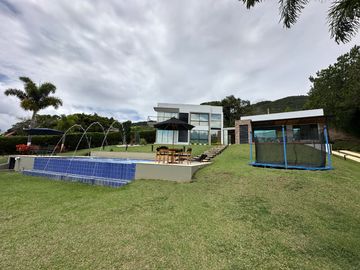 Venta de Imponente Finca de Lujo en el Corazón del Lago Calima – Un Refugio Exclusivo para los Amantes del Lujo, los Deportes Acuáticos y la Vida en F