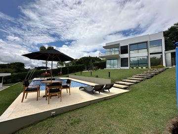 Venta de Imponente Finca de Lujo en el Corazón del Lago Calima – Un Refugio Exclusivo para los Amantes del Lujo, los Deportes Acuáticos y la Vida en F