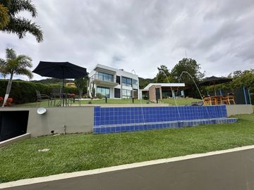 Venta de Imponente Finca de Lujo en el Corazón del Lago Calima – Un Refugio Exclusivo para los Amantes del Lujo, los Deportes Acuáticos y la Vida en F