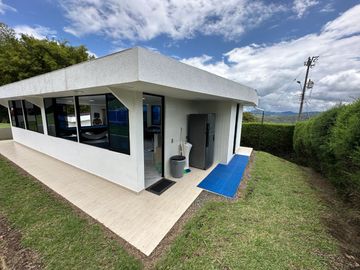 Venta de Imponente Finca de Lujo en el Corazón del Lago Calima – Un Refugio Exclusivo para los Amantes del Lujo, los Deportes Acuáticos y la Vida en F