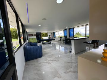 Venta de Imponente Finca de Lujo en el Corazón del Lago Calima – Un Refugio Exclusivo para los Amantes del Lujo, los Deportes Acuáticos y la Vida en F
