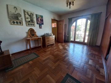 Quilpué. Tradicional y amplia casa en barrio residencial.